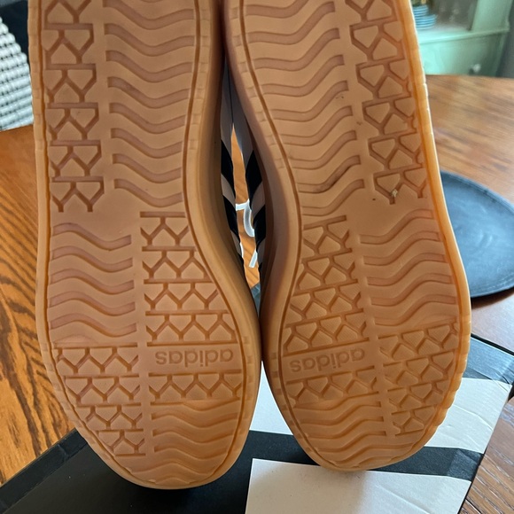 Women’s 7.5 Adidas Court Platform Samba Sneakers! - Picture 7 of 10